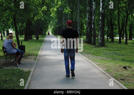 Détente et wearingjeans hipster sneakers on meadow - Nature et voyage . Banque D'Images