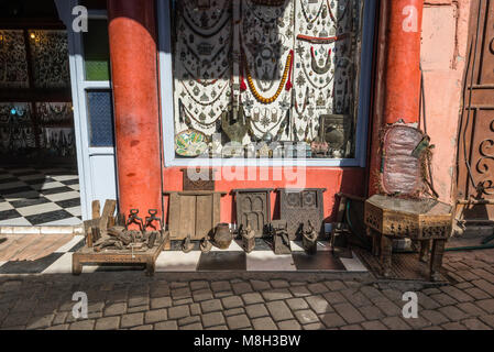 Marrakech, Maroc - 8 décembre 2016 : metal marocain vintage les articles de maison à vendre à Marrakech souk, Maroc, Afrique. Banque D'Images