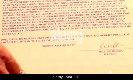 Maire de la ville de New York, Bill De Blasio rend hommage à Gerry Adams avec une proclamation à la St Patrick's Day breakfast événement à Gracie Mansion à New York. Banque D'Images