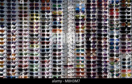 Beaucoup de lunettes dans un seul endroit couleurs assorties Banque D'Images