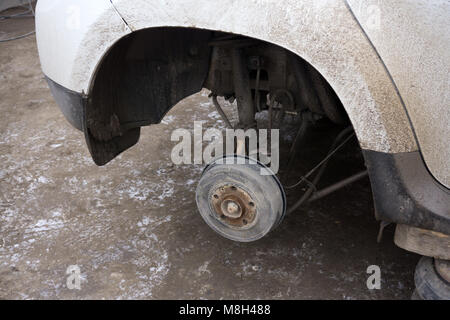Frein à disque libre du véhicule pour réparation. tourné la roue, l'outil pour desserrer les écrous des vis internes. Banque D'Images