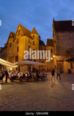 La Place de la liberté dans la ville médiévale de Sarlat La canéda dans le Périgord Noir Région de la Dordogne France. Banque D'Images