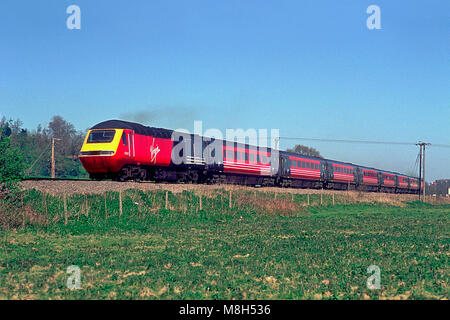 Une Vierge Cross Country TVH formé de véhicules 43097 et 43094 formant un service détournées pour la côte sud à Shalford Junction, sur la 7e avril 2002. Banque D'Images