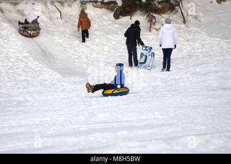 L'hiver, les loisirs, le sport, l'amitié et de personnes concept - groupe de professionnels amis glisser vers le bas sur la neige tubes . Banque D'Images