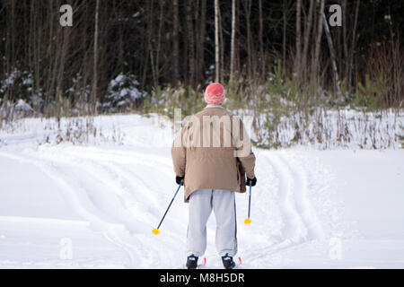 Senior man with skis dans la neige Banque D'Images