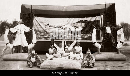 Acrobates, gymnastes et la troupe de cirque - clowns 1st Hampshire Regiment de l'armée britannique, c.1900 Banque D'Images