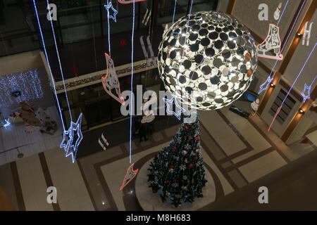 Décorations de l'arbre de Noël géant à l'intérieur de galeries . Banque D'Images