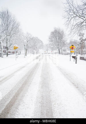 Conduite en toute sécurité sur les routes d'hiver dans le Michigan Banque D'Images