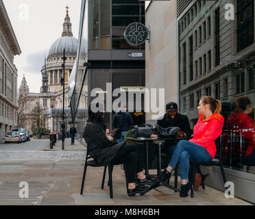 Groupe d'amis chat dans un café donnant sur la célèbre la cathédrale St Paul à Londres, Angleterre, RU Banque D'Images