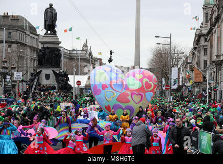 Vue de la St Patrick's Day Parade faisant son chemin vers le bas O'Connell street à Dublin. Photo date : Samedi 17 Mars, 2018. Crédit photo doit se lire : Brian Lawless/PA Wire Banque D'Images