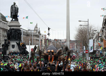 Vue de la St Patrick's Day Parade faisant son chemin vers le bas O'Connell street à Dublin. Photo date : Samedi 17 Mars, 2018. Crédit photo doit se lire : Brian Lawless/PA Wire Banque D'Images