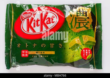 Sachet de Mini Kit Kat Nestlé saveur thé vert isolé sur fond blanc - vendus à Singapour Banque D'Images