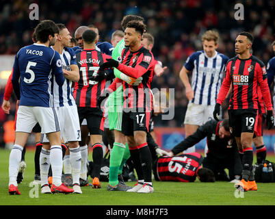 West Bromwich Albion's Claudio Yacob (à gauche) et AFC Bournemouth Joshua King (à droite) échange mots durant la Premier League match au stade de la vitalité, de Bournemouth. Banque D'Images