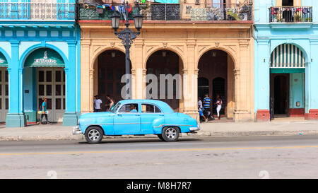 Scène de rue à La Havane, bleu voiture de collection sur le Paseo de Marti dans Habana Vieja, La Vieille Havane, Cuba Banque D'Images