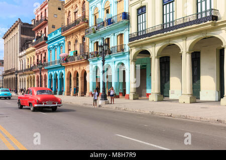 Scène de rue à La Havane, voitures classiques sur le Paseo de Marti dans Habana Vieja, La Vieille Havane, Cuba Banque D'Images