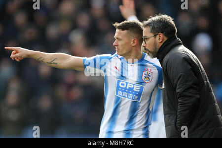 Huddersfield Town's Jonathan Hogg (à gauche) et Huddersfield Town manager David Wagner lors de la Premier League match à la John Smith's Stadium, Huddersfield. Banque D'Images