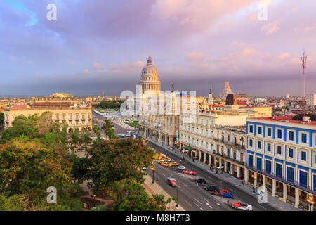 Vue panoramique de la vieille Havane au coucher du soleil sur le Parque Central de Marti andPaseo vers El Capitolio, La Havane, Cuba Banque D'Images
