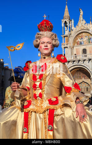 Les gens dans la belle Fancy Dress Costumes et masque au Carnaval de Venise, Carnaval de Venise, Vénétie, Italie Banque D'Images