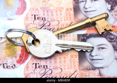 Clés de maison sur £10 pound notes, UK. Banque D'Images