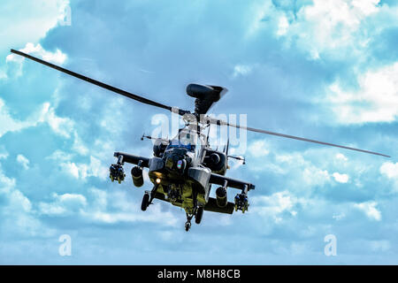 Un hélicoptère Apache effectue une courte série de manœuvres pour le prince Henry de Galles KCVO et nouveaux diplômés de l'Armée de l'air, Musée de Middle Wallop le vendredi 16 mars, 2018. Banque D'Images