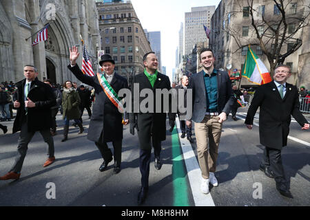 Taoiseach irlandais, Leo Varadkar (centre gauche) et son partenaire Matt Barrett à pied dans la St Patrick's Day Parade sur la 5e Avenue à New York. Banque D'Images