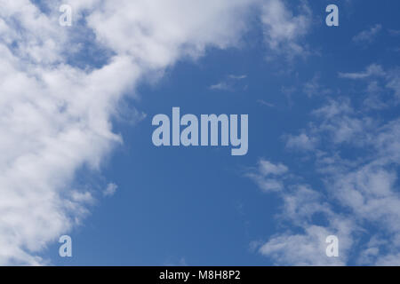 Beau ciel bleu avec des nuages de fond.Ciel nuages.Ciel avec nuages nature météo blue cloud Banque D'Images