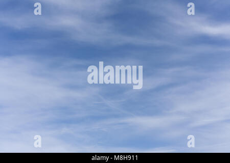 Filandreux, translucide nuages contre un assombrissement du ciel bleu juste avant le coucher du soleil. Convient pour des formes abstraites peuvent être utilisés comme arrière-plan. Les deux un lumineux et spacieux Banque D'Images