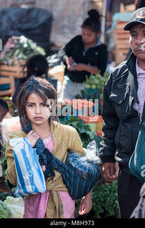 Les jeunes Mexicains indigènes à la fille perdue dans le marché central de San Cristobal de Las Casas au Chiapas, Mexique Banque D'Images