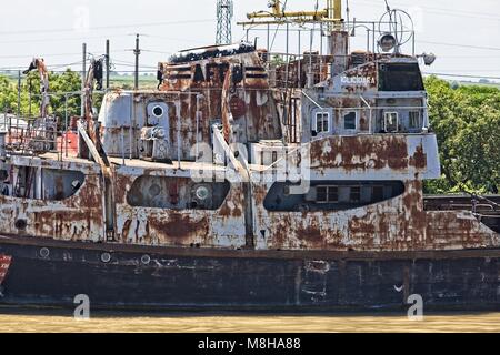 Abandonnée ET LA ROUILLE vieux bateau amarré SUR LES RIVES DU DANUBE À SULINA ROUMANIE Banque D'Images