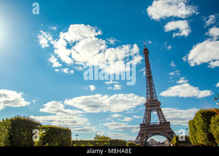 Belle vue de la tour Eiffel parmi les arbres verdoyants en été vert sur fond de ciel bleu Banque D'Images
