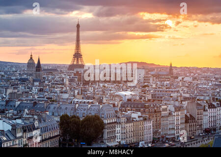 Vue de Paris à la lumière du soleil avec Eiffel tower silhouette contre le ciel coloré Banque D'Images