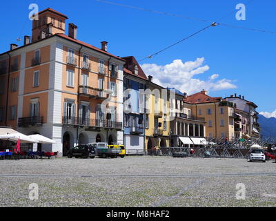 LOCARNO, SUISSE EUROPE sur Juillet 2017 : bâtiments colorés sur la Piazza Grande, place principale de la ville avec des bars, restaurants, de traction et de tramway bleu clair Banque D'Images