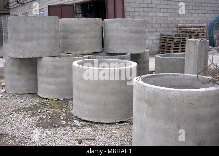Anneau de béton puits avec différents diamètres et gris sur la place Banque D'Images