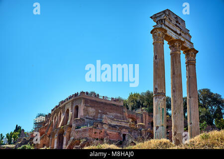 FORUM ROMAIN, ROME, ITALIE - 17 MAI 2017 : Le Temple de Castor et Pollux (sur la droite) et les touristes visitant ruines à la Forum romain de Rome. Banque D'Images