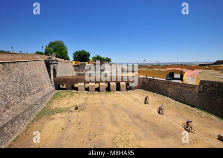 Olivença Gate, l'une des entrées du 17ème siècle pour aller à Elvas. Ces bastions entourent toute la ville, faisant d'eux le plus grand artillery fortif Banque D'Images