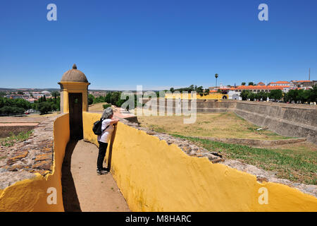 Les fortifications d'Elvas, datant du 17ème siècle. Ces bastions entourent toute la ville, ce qui en fait la plus grande fortification d'artillerie de th Banque D'Images