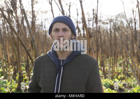 Prenez des photos avec l'homme dans la nature cellulaire Banque D'Images
