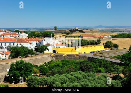 Les fortifications d'Elvas, datant du 17ème siècle, avec le fort de Santa Luzia en dehors de la ville. Ces bastions entourent toute la ville, ce qui e Banque D'Images