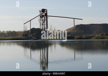 Les structures de béton et de métal rouillé sur rivière. Ancienne structure métallique sur pilotis dans l'eau dans l'eau peu profonde Banque D'Images