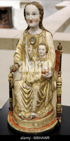 La Vierge Marie avec un cristal de roche. Cologne, 1220-1230 et de la première moitié du 14e siècle (polychromie). Chêne et noyer, polychrome. Schnütgen Museum. Cologne, Allemagne. Banque D'Images