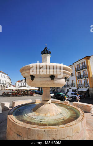 Fontaine en marbre blanc datant du 16e siècle. Praca do Giraldo, Site du patrimoine mondial de l'Unesco. Evora, Portugal Banque D'Images