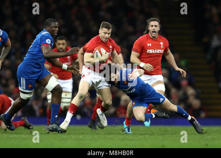 Pays de Galles' Gareth Davies (centre gauche) a abordé par la maxime Machenaud (à droite) au cours de la NatWest 6 Nations match au stade de la Principauté, Cardiff. Banque D'Images