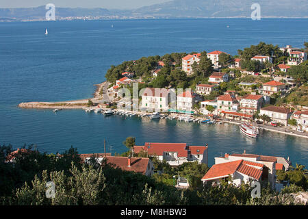 Stomorska Bay et de règlement sur le côté nord de l'île de Solta, près de la ville de Split en Croatie Banque D'Images