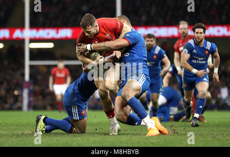 Pays de Galles' Gareth Davies (centre) est abordé par François Trinh-Duc de la France (à gauche) au cours de la NatWest 6 Nations match au stade de la Principauté, Cardiff. Banque D'Images