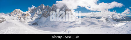 La vue étonnante de Pale di San Martino d'un sommet atteint après de dures de la raquette. De poudreuse, la neige qui couvre les montagnes. Winter Wonderland. Banque D'Images