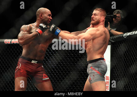 Jimi Manuwa (à gauche) en action contre Jan Blachowicz pendant leur lutte poids mi à l'O2 Arena, Londres. Banque D'Images