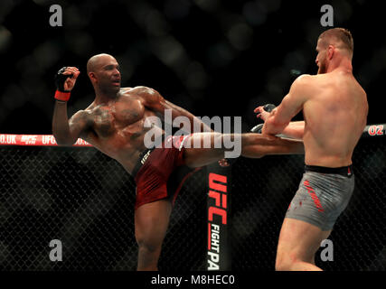 Jimi Manuwa (à gauche) en action contre Jan Blachowicz pendant leur lutte poids mi à l'O2 Arena, Londres. Banque D'Images