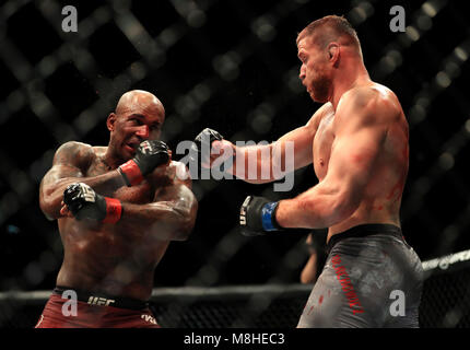 Jimi Manuwa (à gauche) en action contre Jan Blachowicz pendant leur lutte poids mi à l'O2 Arena, Londres. Banque D'Images