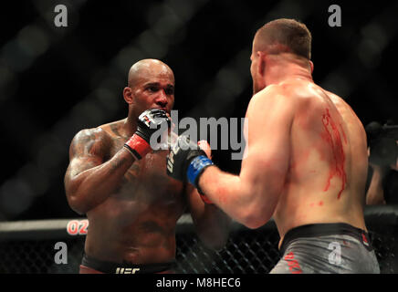 Jimi Manuwa (à gauche) en action contre Jan Blachowicz pendant leur lutte poids mi à l'O2 Arena, Londres. Banque D'Images