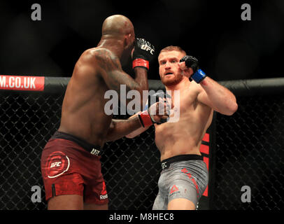 Jimi Manuwa (à gauche) en action contre Jan Blachowicz pendant leur lutte poids mi à l'O2 Arena, Londres. Banque D'Images